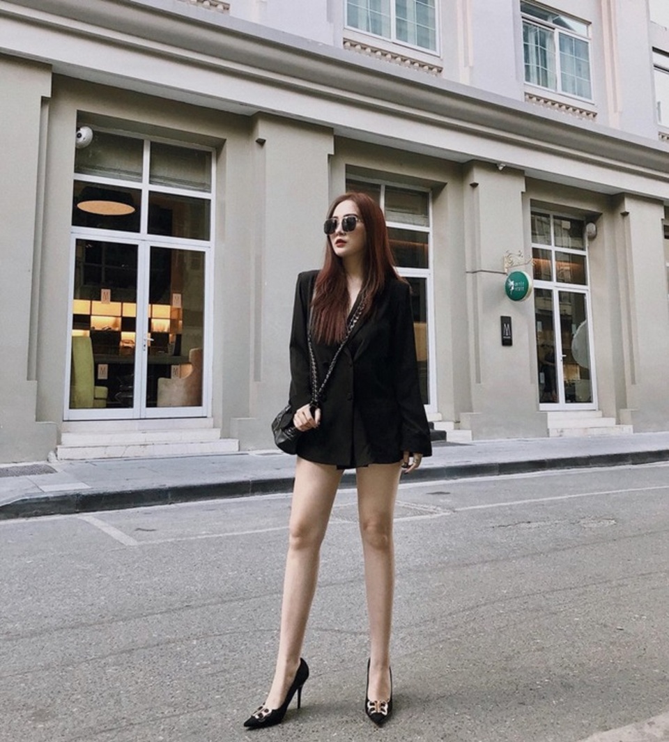 Em họ Hương Tràm: Thích mặc mốt giấu quần, trẻ đẹp gợi cảm không kém chị - 17..jpg Em họ Hương Tràm: Thích mặc mốt giấu quần, trẻ đẹp gợi cảm không kém chị - 17..jpg