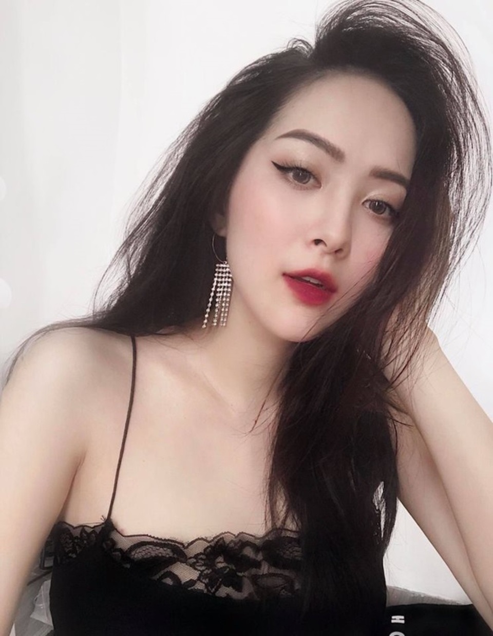 Em họ Hương Tràm: Thích mặc mốt giấu quần, trẻ đẹp gợi cảm không kém chị - 2..jpg Em họ Hương Tràm: Thích mặc mốt giấu quần, trẻ đẹp gợi cảm không kém chị - 2..jpg