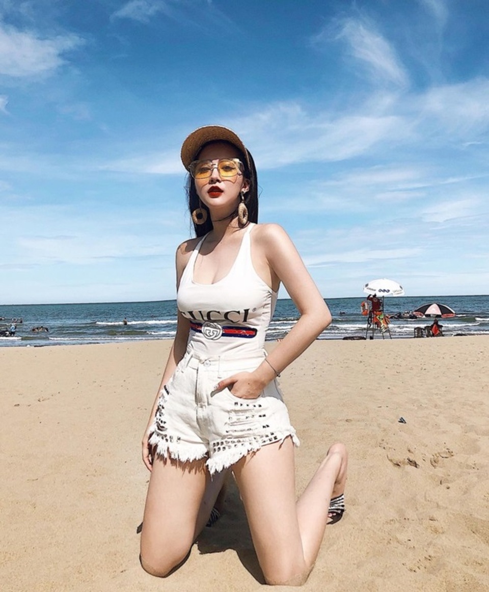 Em họ Hương Tràm: Thích mặc mốt giấu quần, trẻ đẹp gợi cảm không kém chị - 3..jpg Em họ Hương Tràm: Thích mặc mốt giấu quần, trẻ đẹp gợi cảm không kém chị - 3..jpg