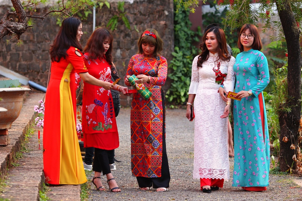 Xuân về, những cô gái “phố núi” xúng xính áo dài dạo phố hoa - 2 Xuân về, những cô gái “phố núi” xúng xính áo dài dạo phố hoa - 2