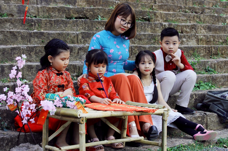 Xuân về, những cô gái “phố núi” xúng xính áo dài dạo phố hoa - 4 Xuân về, những cô gái “phố núi” xúng xính áo dài dạo phố hoa - 4
