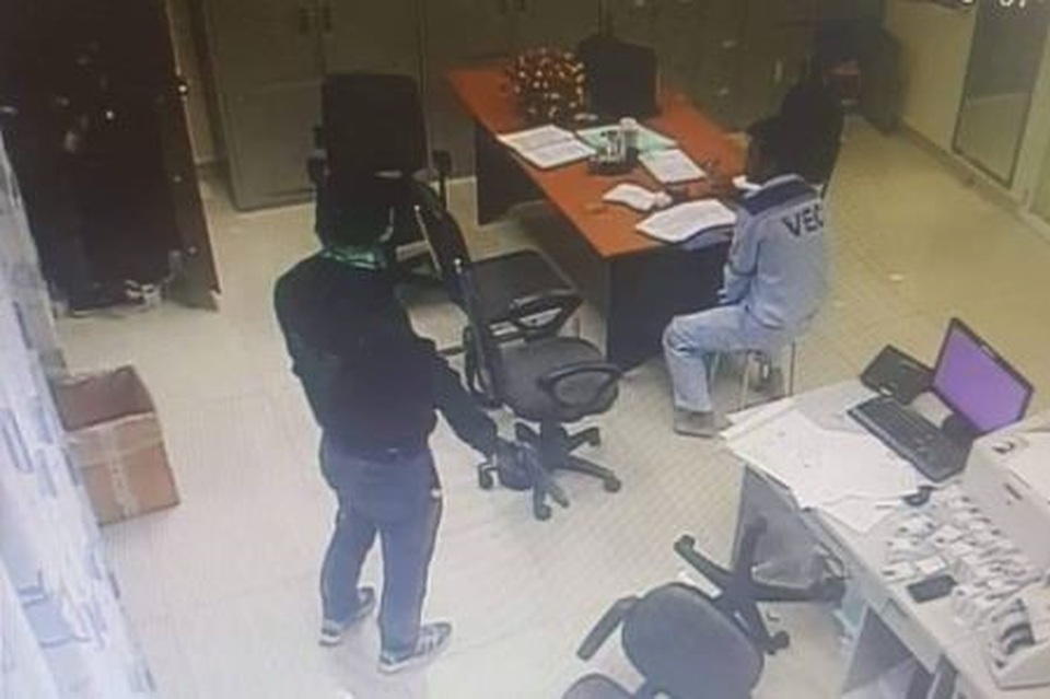 2 tên cướp táo tợn kề súng vào cổ nhân viên trạm thu phí cướp tiền - 1 2 tên cướp táo tợn kề súng vào cổ nhân viên trạm thu phí cướp tiền - 1