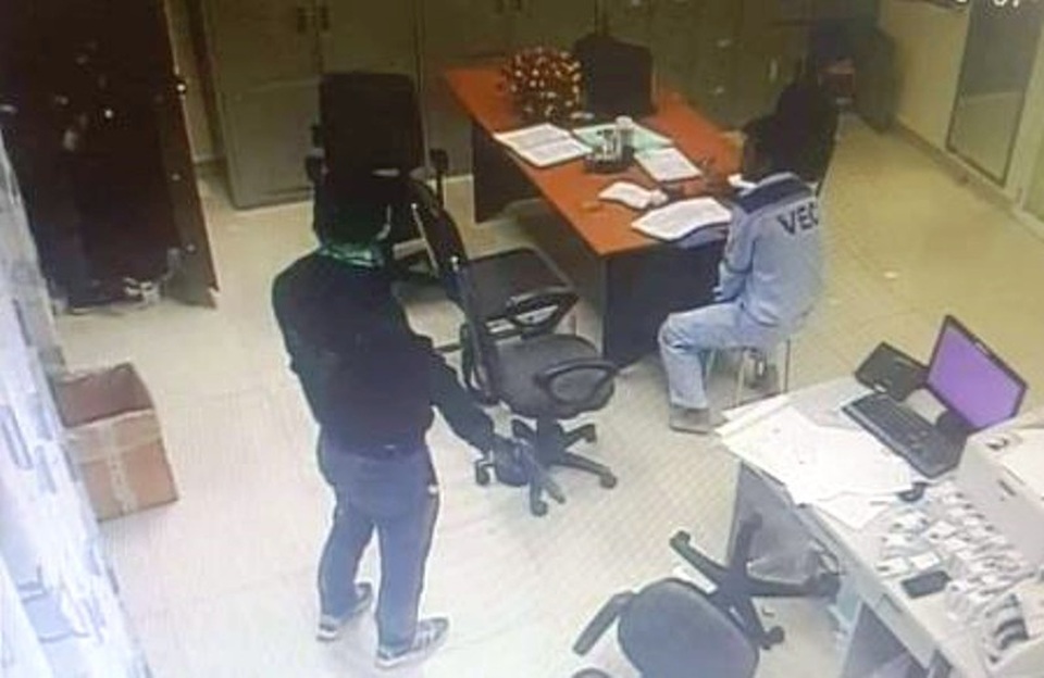 Nóng: 2 đối tượng dùng súng cướp tiền ở Trạm thu phí cao tốc đã bị bắt - 2 Nóng: 2 đối tượng dùng súng cướp tiền ở Trạm thu phí cao tốc đã bị bắt - 2