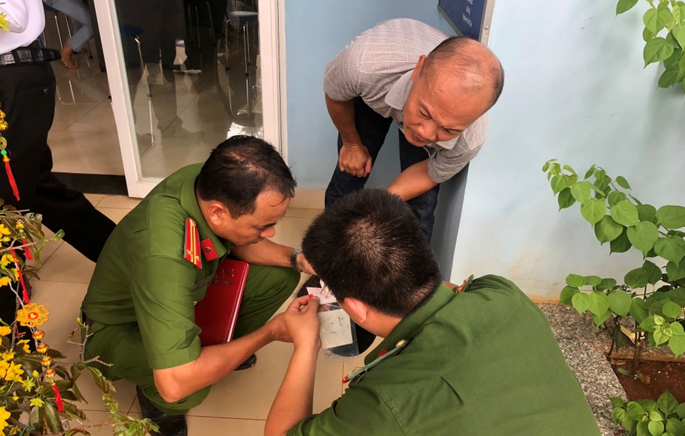 Vụ dùng súng cướp trạm thu phí: Khoanh vùng 2 nghi can, thu giỏ đựng tiền - 6 Vụ dùng súng cướp trạm thu phí: Khoanh vùng 2 nghi can, thu giỏ đựng tiền - 6