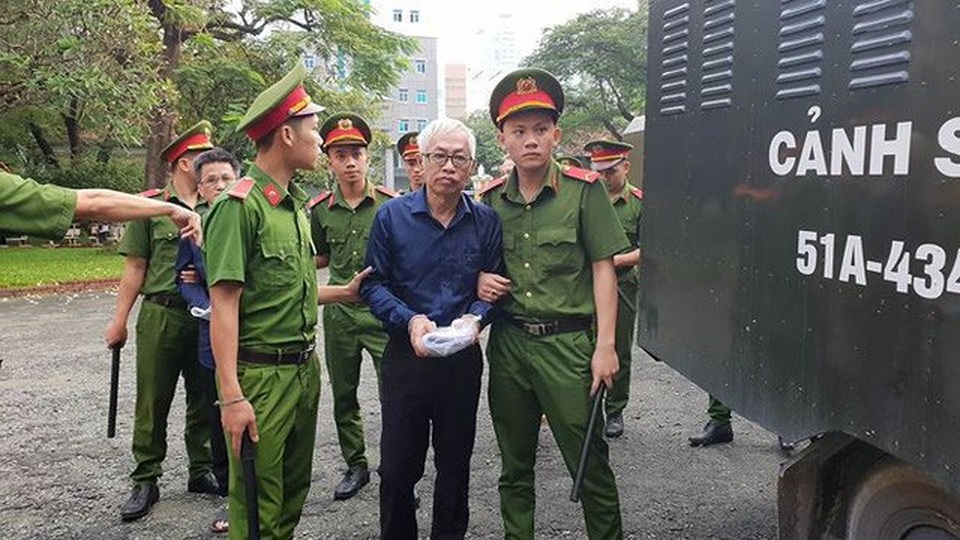 Khuynh đảo thị trường tài chính, đại gia tuổi Hợi ngồi tù vẫn bị khởi tố - 6 Khuynh đảo thị trường tài chính, đại gia tuổi Hợi ngồi tù vẫn bị khởi tố - 6