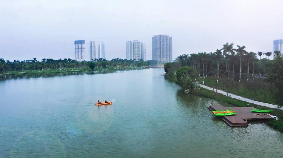Người Hà Nội đổ xô đến Ecopark ngắm thiên nga, chèo thuyền Kayak - 3 Người Hà Nội đổ xô đến Ecopark ngắm thiên nga, chèo thuyền Kayak - 3