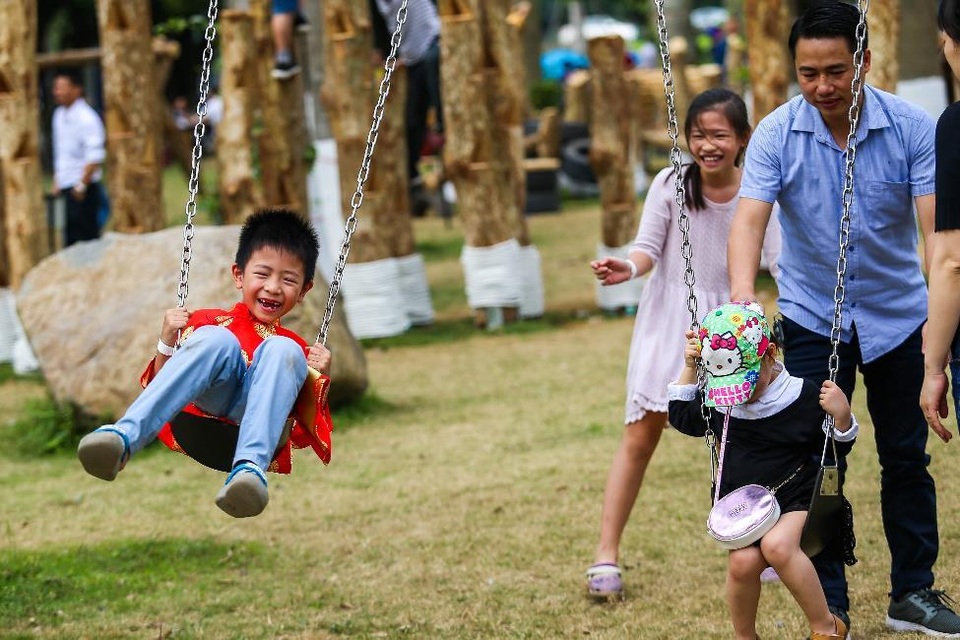 Người Hà Nội đổ xô đến Ecopark ngắm thiên nga, chèo thuyền Kayak - 4 Người Hà Nội đổ xô đến Ecopark ngắm thiên nga, chèo thuyền Kayak - 4