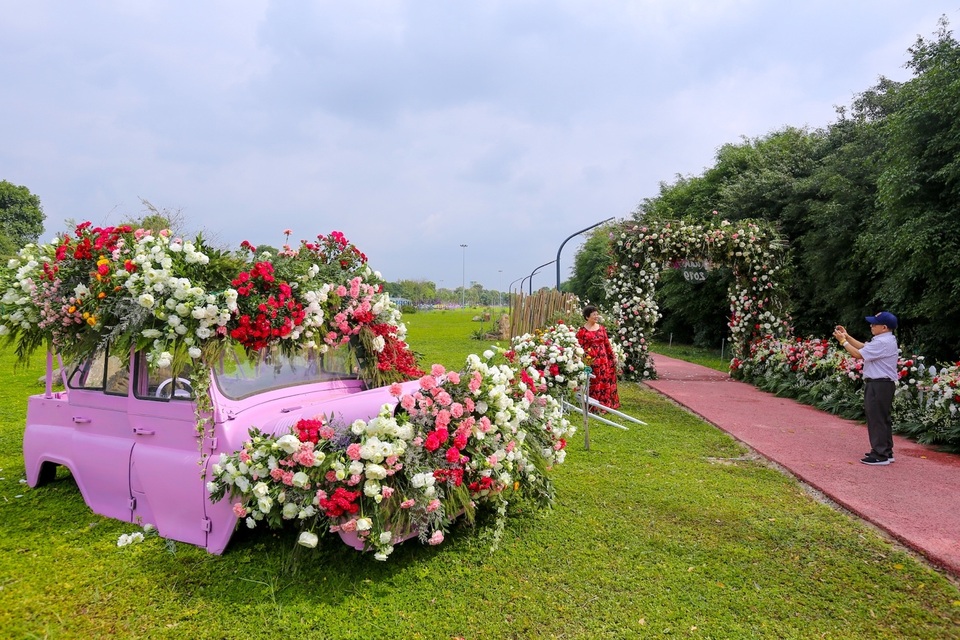 Người Hà Nội đổ xô đến Ecopark ngắm thiên nga, chèo thuyền Kayak - 9 Người Hà Nội đổ xô đến Ecopark ngắm thiên nga, chèo thuyền Kayak - 9