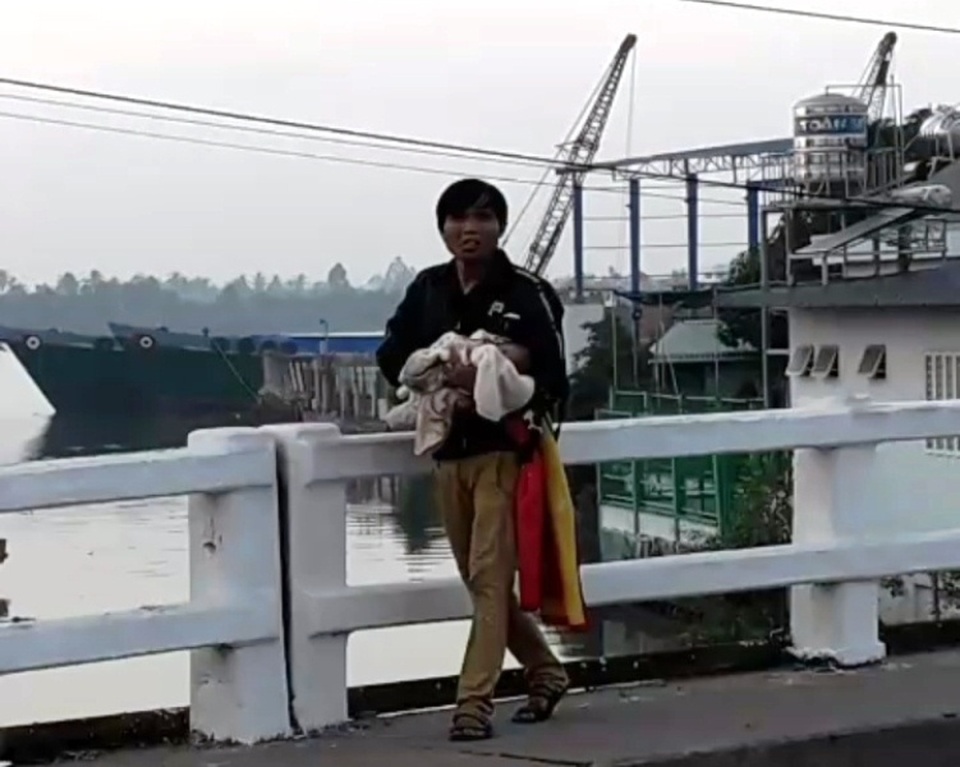 Nam thanh niên tay cầm dao, tay bế em bé đòi nhảy cầu tự tử - 1