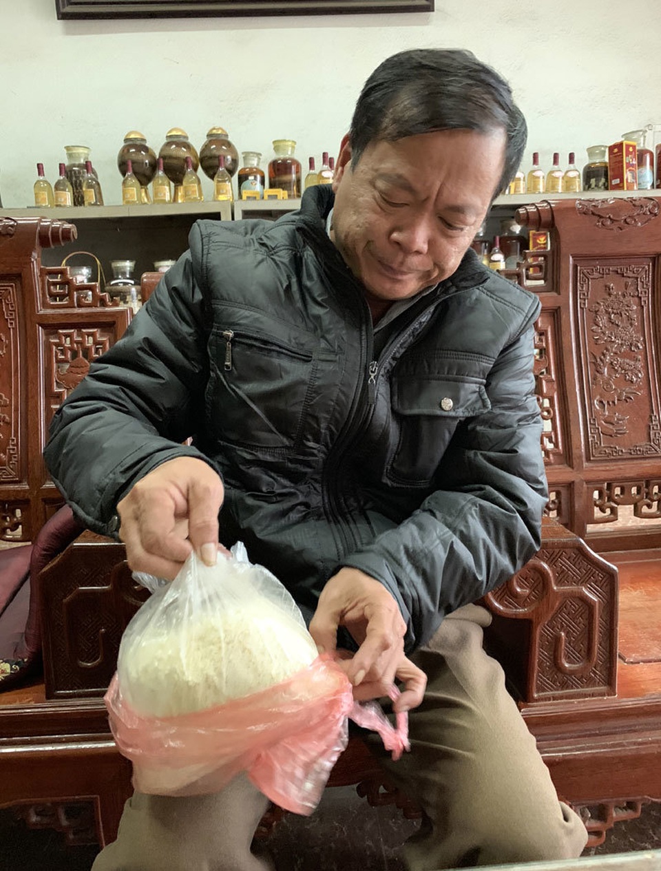 Rùng mình gói nọc độc mãng xà trong tủ nhà dân Vĩnh Phúc - 2 Rùng mình gói nọc độc mãng xà trong tủ nhà dân Vĩnh Phúc - 2