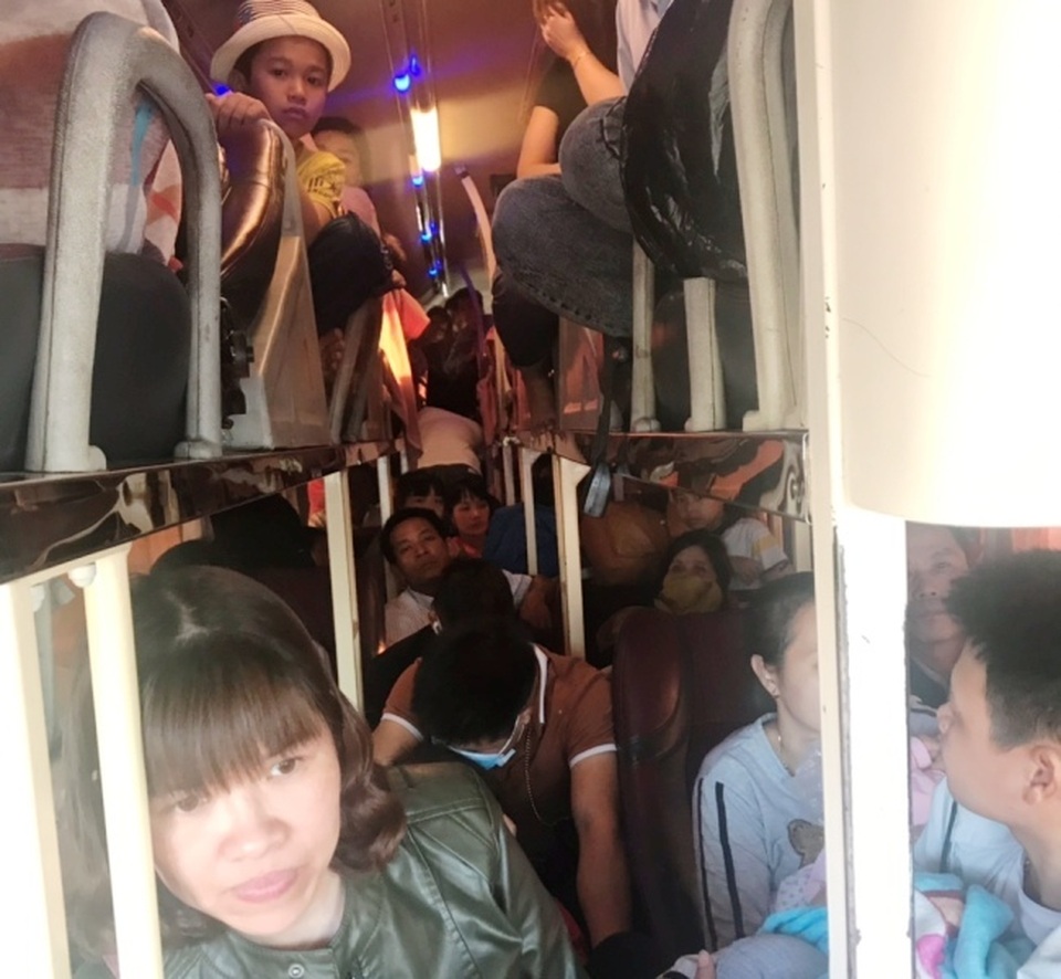 Xe khách 40 chỗ ngồi “nhồi” hơn 60 người - 2 Xe khách 40 chỗ ngồi “nhồi” hơn 60 người - 2