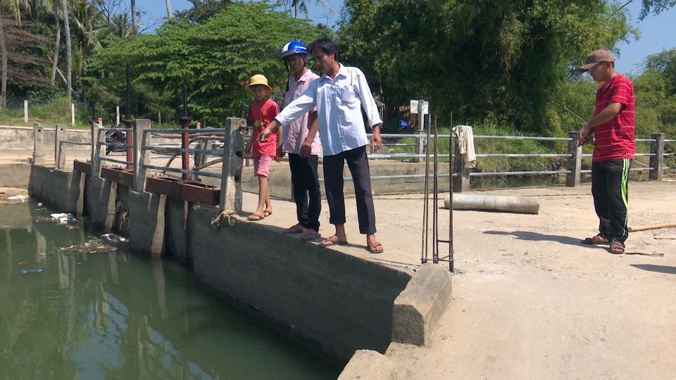 3 cháu bé thoát đuối nước nhờ sự dũng cảm của người đàn ông trung niên - 1 3 cháu bé thoát đuối nước nhờ sự dũng cảm của người đàn ông trung niên - 1
