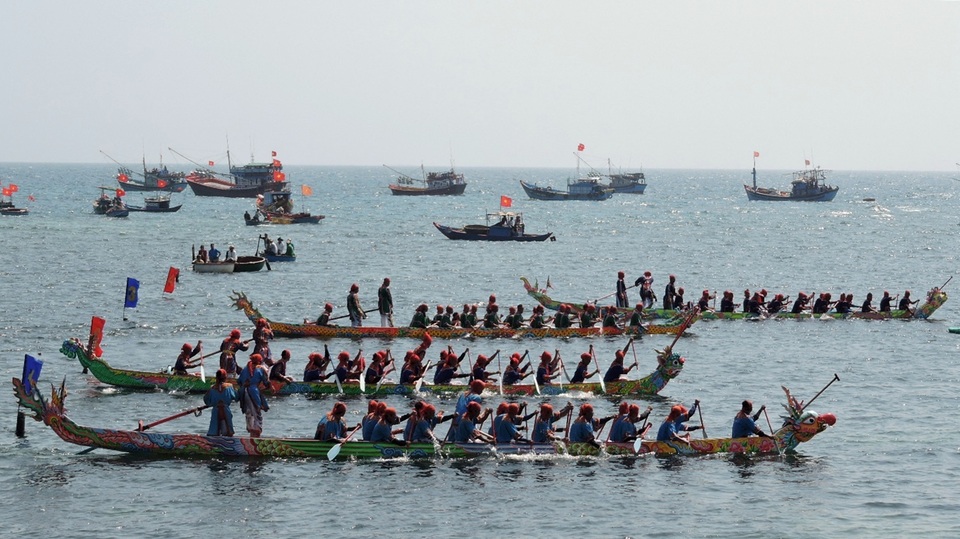 Khai hội đua thuyền tứ linh đầu xuân ở đảo Lý Sơn - 2 Khai hội đua thuyền tứ linh đầu xuân ở đảo Lý Sơn - 2
