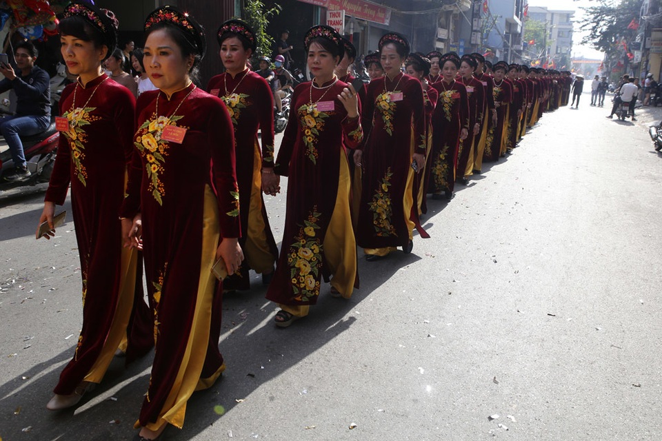 Trai tráng Đồng Kỵ rước pháo khổng lồ, tung hô quan đám - 1 Trai tráng Đồng Kỵ rước pháo khổng lồ, tung hô quan đám - 1