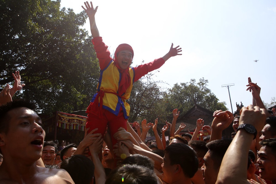 Trai tráng Đồng Kỵ rước pháo khổng lồ, tung hô quan đám - 10 Trai tráng Đồng Kỵ rước pháo khổng lồ, tung hô quan đám - 10