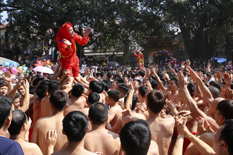 Trai tráng Đồng Kỵ rước pháo khổng lồ, tung hô quan đám - 11 Trai tráng Đồng Kỵ rước pháo khổng lồ, tung hô quan đám - 11