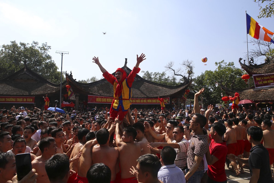 Trai tráng Đồng Kỵ rước pháo khổng lồ, tung hô quan đám - 12 Trai tráng Đồng Kỵ rước pháo khổng lồ, tung hô quan đám - 12