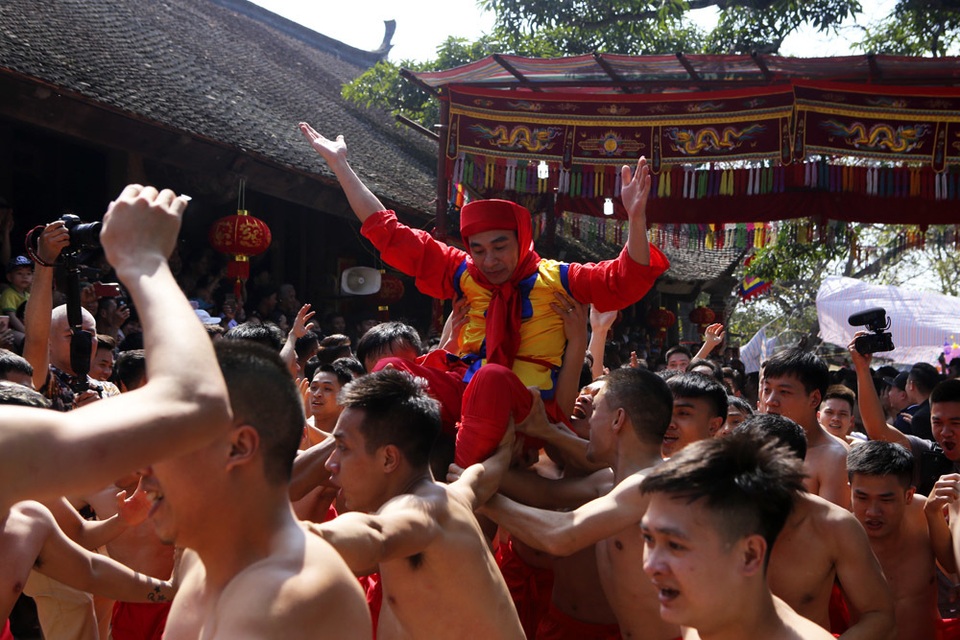 Trai tráng Đồng Kỵ rước pháo khổng lồ, tung hô quan đám - 14 Trai tráng Đồng Kỵ rước pháo khổng lồ, tung hô quan đám - 14