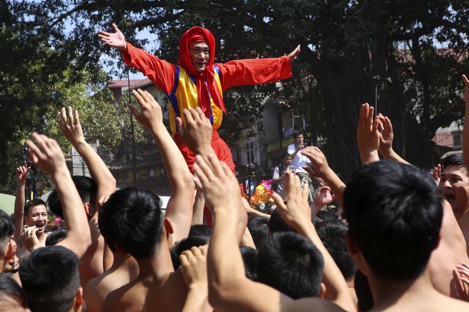 Trai tráng Đồng Kỵ rước pháo khổng lồ, tung hô quan đám - 15 Trai tráng Đồng Kỵ rước pháo khổng lồ, tung hô quan đám - 15