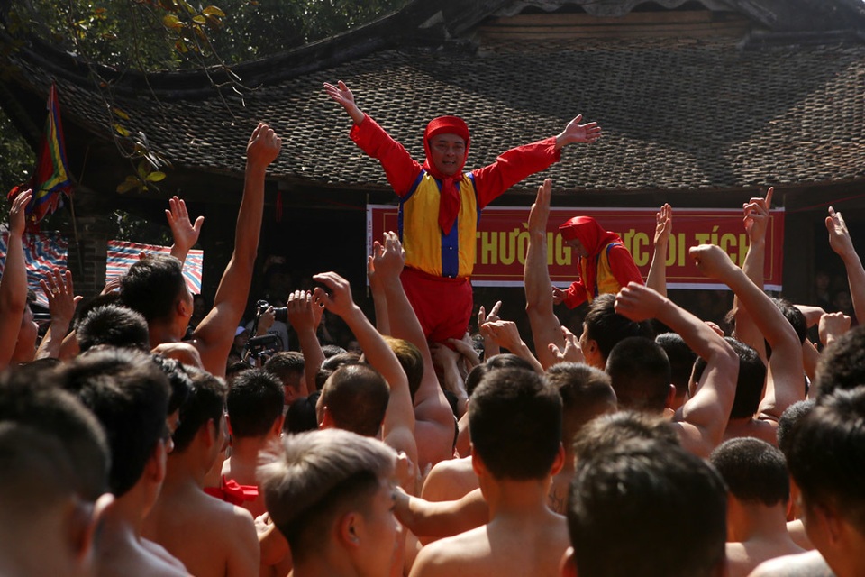 Trai tráng Đồng Kỵ rước pháo khổng lồ, tung hô quan đám - 13 Trai tráng Đồng Kỵ rước pháo khổng lồ, tung hô quan đám - 13