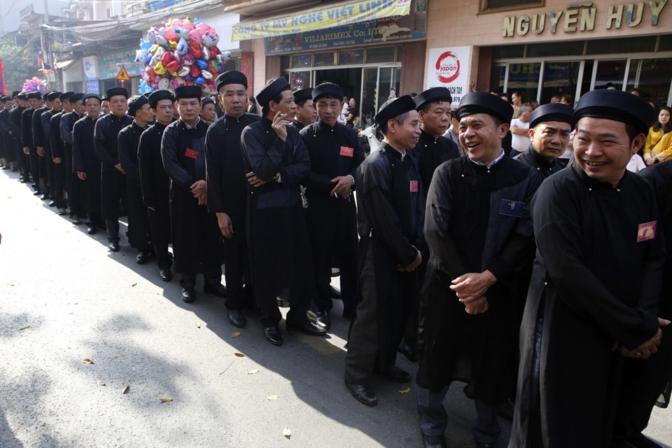 Trai tráng Đồng Kỵ rước pháo khổng lồ, tung hô quan đám - 2 Trai tráng Đồng Kỵ rước pháo khổng lồ, tung hô quan đám - 2