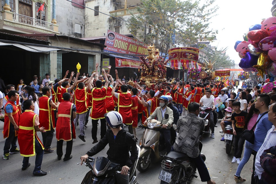 Trai tráng Đồng Kỵ rước pháo khổng lồ, tung hô quan đám - 3 Trai tráng Đồng Kỵ rước pháo khổng lồ, tung hô quan đám - 3