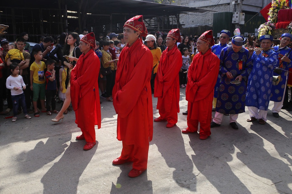 Trai tráng Đồng Kỵ rước pháo khổng lồ, tung hô quan đám - 4 Trai tráng Đồng Kỵ rước pháo khổng lồ, tung hô quan đám - 4