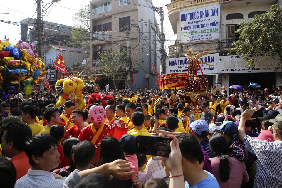 Trai tráng Đồng Kỵ rước pháo khổng lồ, tung hô quan đám - 5 Trai tráng Đồng Kỵ rước pháo khổng lồ, tung hô quan đám - 5