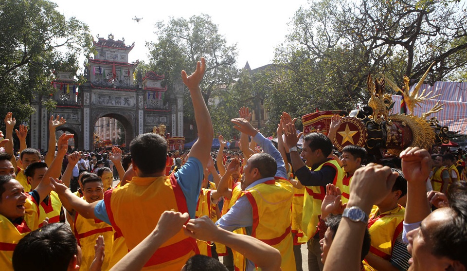 Trai tráng Đồng Kỵ rước pháo khổng lồ, tung hô quan đám - 6 Trai tráng Đồng Kỵ rước pháo khổng lồ, tung hô quan đám - 6