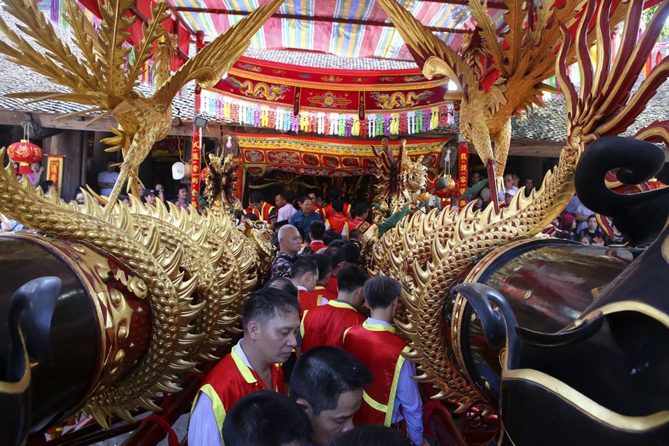 Trai tráng Đồng Kỵ rước pháo khổng lồ, tung hô quan đám - 7 Trai tráng Đồng Kỵ rước pháo khổng lồ, tung hô quan đám - 7