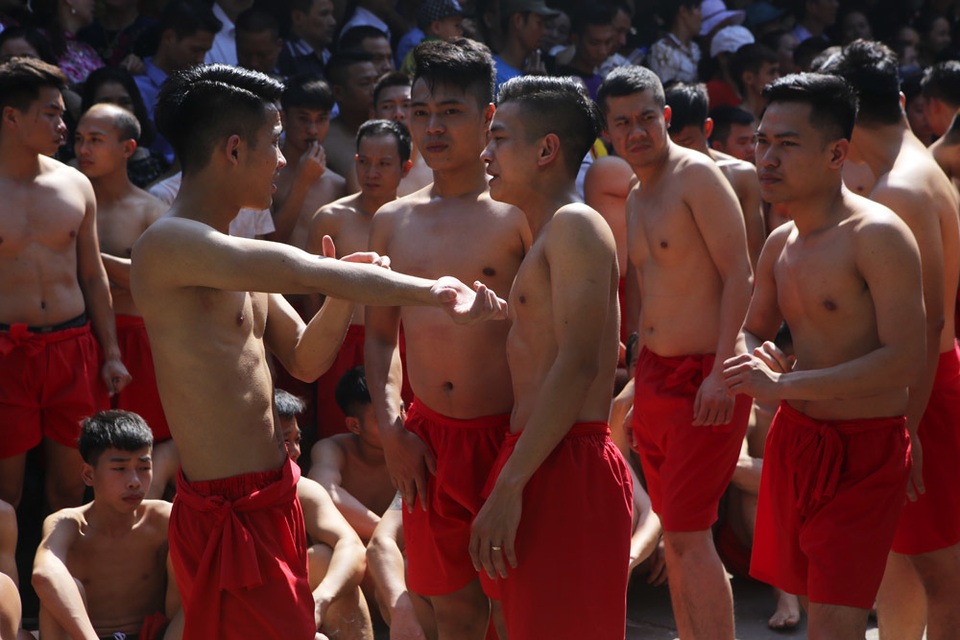 Trai tráng Đồng Kỵ rước pháo khổng lồ, tung hô quan đám - 8 Trai tráng Đồng Kỵ rước pháo khổng lồ, tung hô quan đám - 8