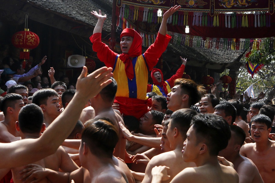 Trai tráng Đồng Kỵ rước pháo khổng lồ, tung hô quan đám - 9 Trai tráng Đồng Kỵ rước pháo khổng lồ, tung hô quan đám - 9