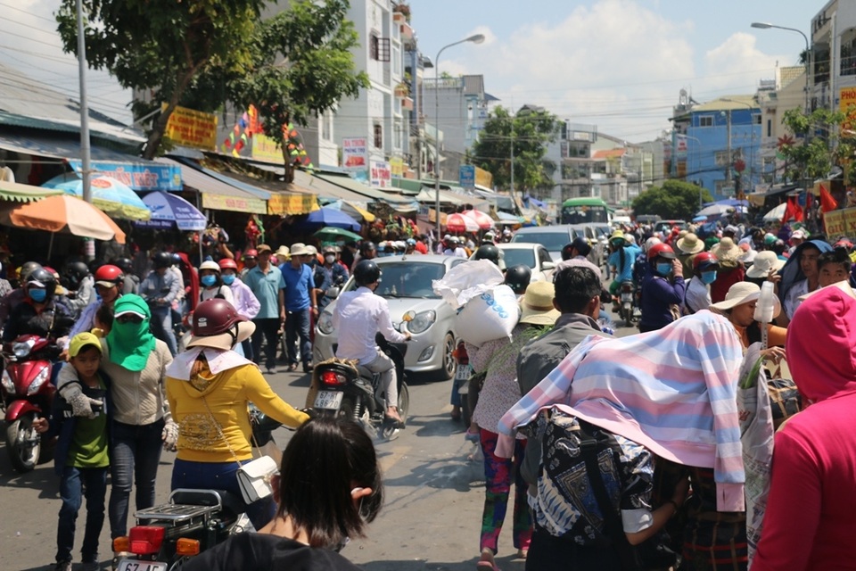 Đầu năm hàng nghìn người chen chân đến xin lộc Bà Chúa Xứ Núi Sam - 1 Đầu năm hàng nghìn người chen chân đến xin lộc Bà Chúa Xứ Núi Sam - 1