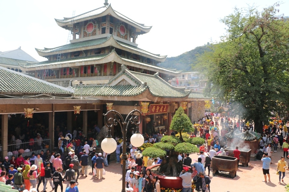 Đầu năm hàng nghìn người chen chân đến xin lộc Bà Chúa Xứ Núi Sam - 3 Đầu năm hàng nghìn người chen chân đến xin lộc Bà Chúa Xứ Núi Sam - 3