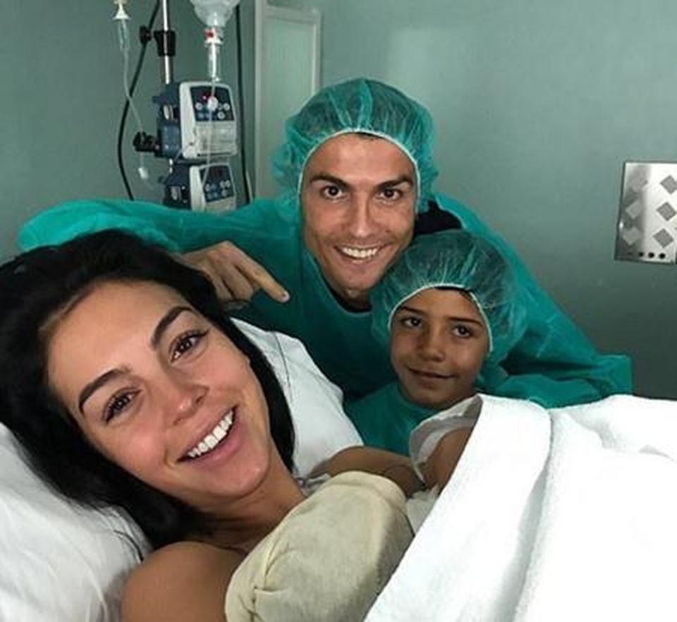 Mãi không được cầu hôn, bạn gái xinh đẹp của C.Ronaldo đành chủ động ngỏ lời - 2 Mãi không được cầu hôn, bạn gái xinh đẹp của C.Ronaldo đành chủ động ngỏ lời - 2