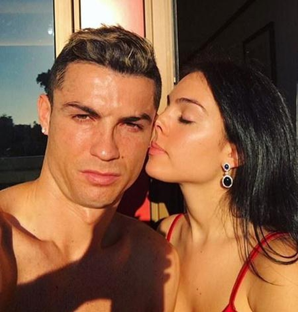 Mãi không được cầu hôn, bạn gái xinh đẹp của C.Ronaldo đành chủ động ngỏ lời - 3 Mãi không được cầu hôn, bạn gái xinh đẹp của C.Ronaldo đành chủ động ngỏ lời - 3