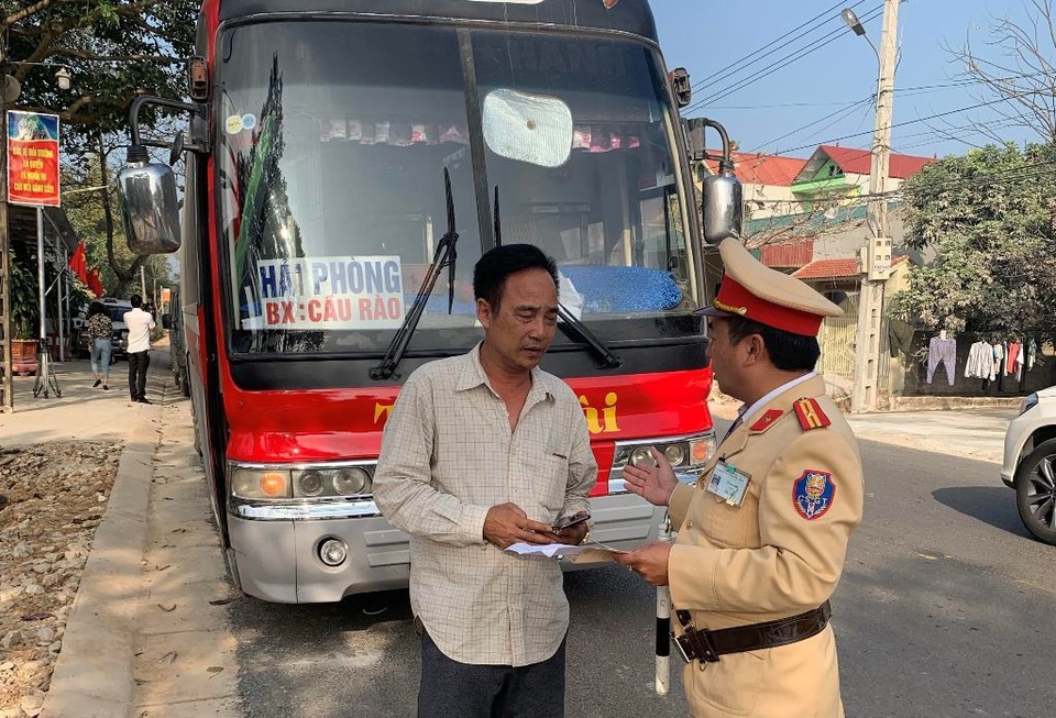 Đầu năm, xe khách nhồi nhét thượng đế chặt như nêm! - 2 Đầu năm, xe khách nhồi nhét thượng đế chặt như nêm! - 2