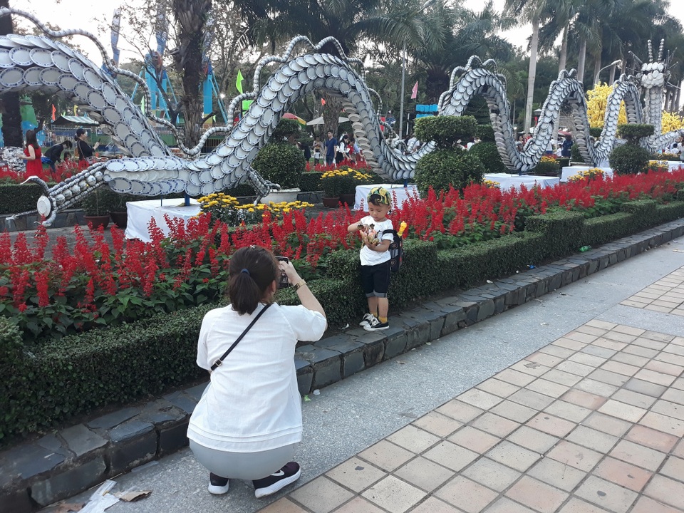 Người dân đổ về công viên chơi Tết - 2 Người dân đổ về công viên chơi Tết - 2