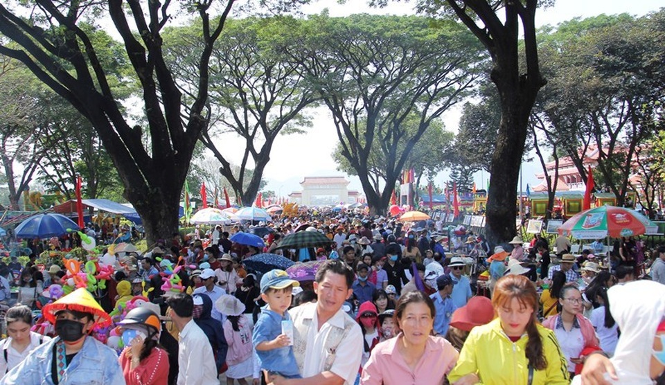 Vạn người “rồng rắn” trẩy hội Đống Đa, uống nước giếng cổ cầu may - 1