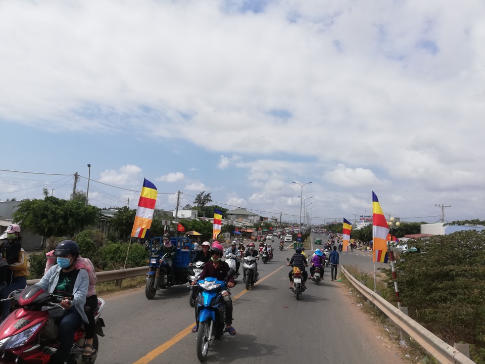 Hàng ngàn người đội nắng nườm nượp đi vía Bà ở xứ Công tử Bạc Liêu - 1 Hàng ngàn người đội nắng nườm nượp đi vía Bà ở xứ Công tử Bạc Liêu - 1