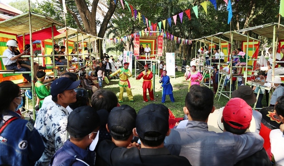 Vạn người “rồng rắn” trẩy hội Đống Đa, uống nước giếng cổ cầu may - 3