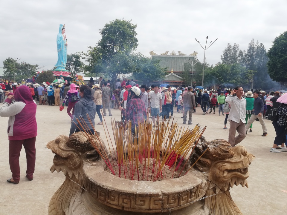 Hàng ngàn người đội nắng nườm nượp đi vía Bà ở xứ Công tử Bạc Liêu - 9 Hàng ngàn người đội nắng nườm nượp đi vía Bà ở xứ Công tử Bạc Liêu - 9