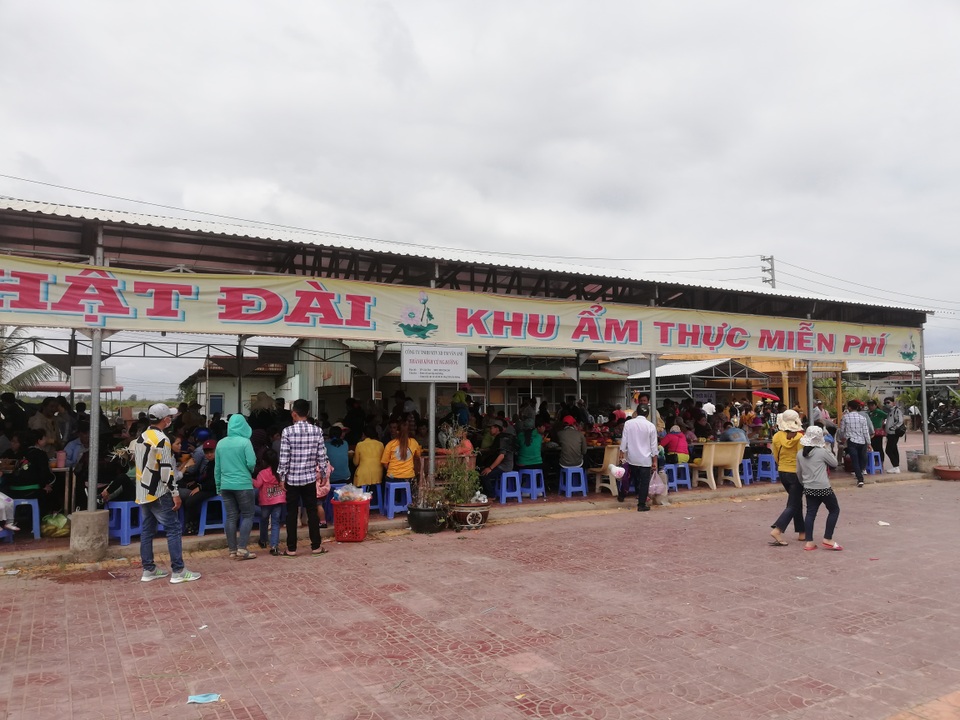 Hàng ngàn người đội nắng nườm nượp đi vía Bà ở xứ Công tử Bạc Liêu - 12 Hàng ngàn người đội nắng nườm nượp đi vía Bà ở xứ Công tử Bạc Liêu - 12