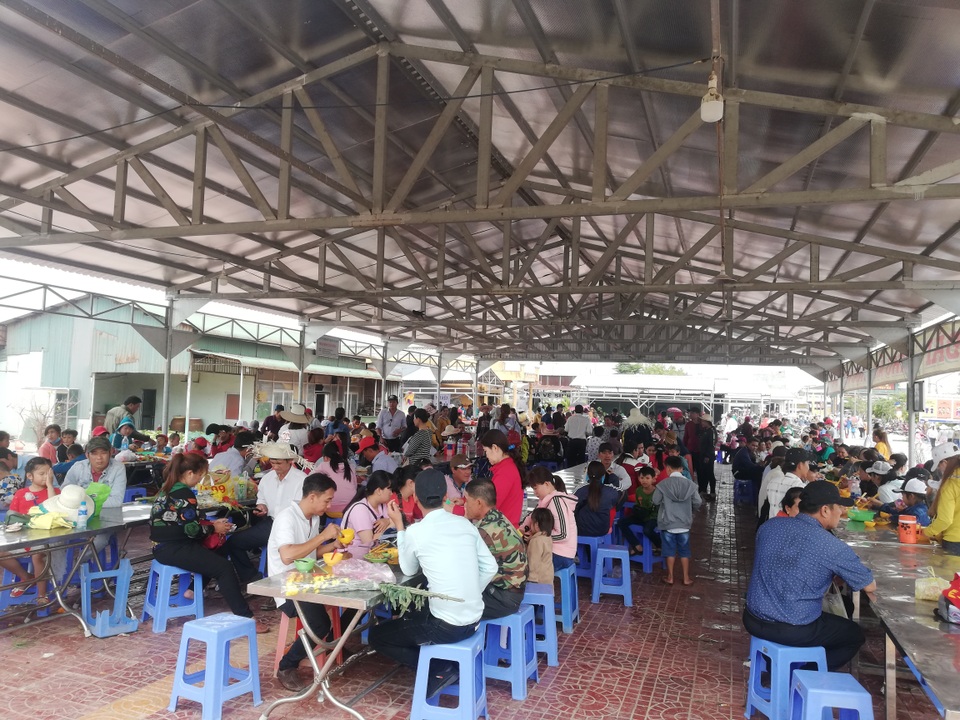 Hàng ngàn người đội nắng nườm nượp đi vía Bà ở xứ Công tử Bạc Liêu - 13 Hàng ngàn người đội nắng nườm nượp đi vía Bà ở xứ Công tử Bạc Liêu - 13