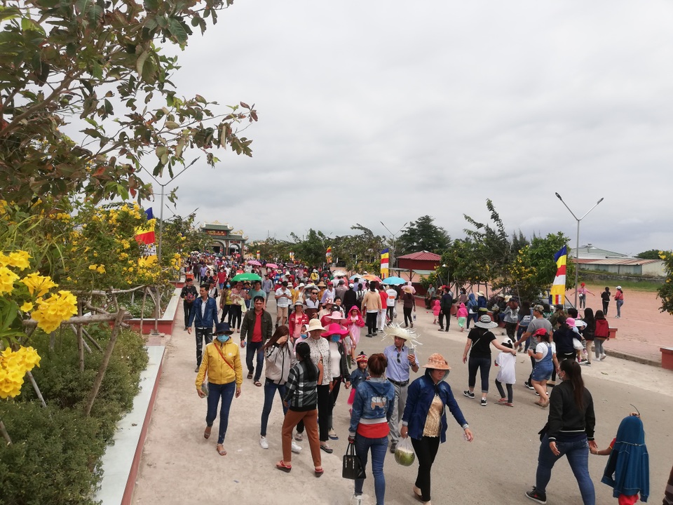 Hàng ngàn người đội nắng nườm nượp đi vía Bà ở xứ Công tử Bạc Liêu - 4 Hàng ngàn người đội nắng nườm nượp đi vía Bà ở xứ Công tử Bạc Liêu - 4