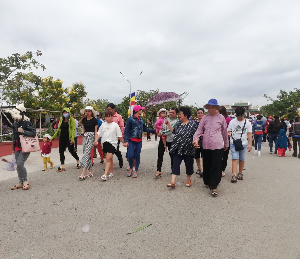 Hàng ngàn người đội nắng nườm nượp đi vía Bà ở xứ Công tử Bạc Liêu - 5 Hàng ngàn người đội nắng nườm nượp đi vía Bà ở xứ Công tử Bạc Liêu - 5