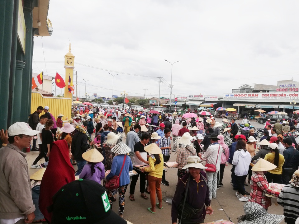 Hàng ngàn người đội nắng nườm nượp đi vía Bà ở xứ Công tử Bạc Liêu - 3 Hàng ngàn người đội nắng nườm nượp đi vía Bà ở xứ Công tử Bạc Liêu - 3