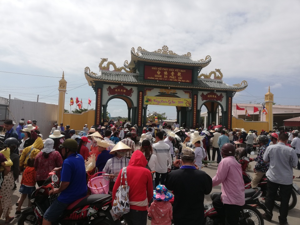 Hàng ngàn người đội nắng nườm nượp đi vía Bà ở xứ Công tử Bạc Liêu - 2 Hàng ngàn người đội nắng nườm nượp đi vía Bà ở xứ Công tử Bạc Liêu - 2