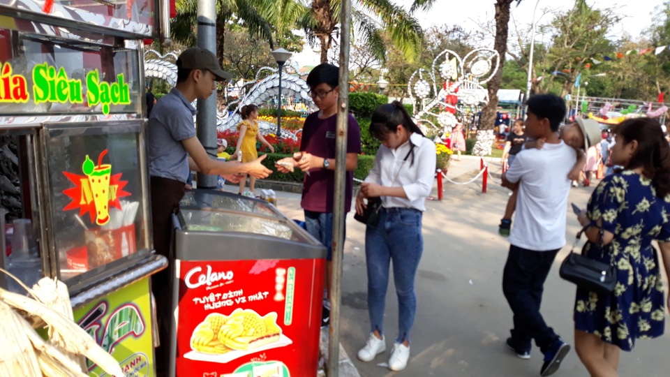 Đà Nẵng: “Hốt bạc” nhờ bán đồ ăn vặt ngày Tết - 2 Đà Nẵng: “Hốt bạc” nhờ bán đồ ăn vặt ngày Tết - 2