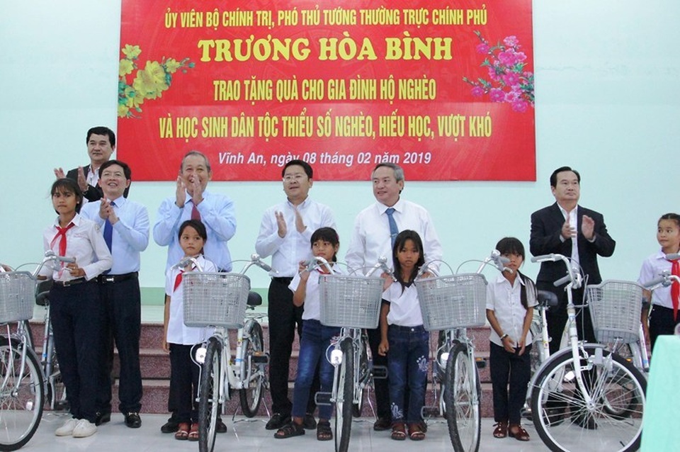 Phó Thủ tướng thăm, tặng quà người dân xã miền núi Vĩnh An dịp đầu năm - 2 Phó Thủ tướng thăm, tặng quà người dân xã miền núi Vĩnh An dịp đầu năm - 2